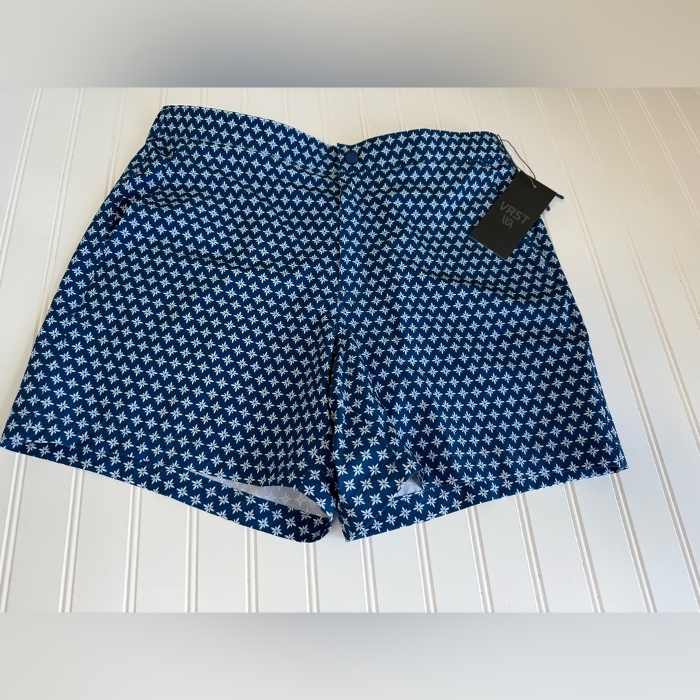 VRST Men's 6” Inseam Resort Short Relaxed Blue Printed Large NEW. 1115